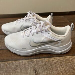 Women’s Nike Downshifter 12 Sneakers Size 7.5 White/Gray New!